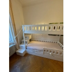 Łóżko piętrowe ze schodami w pokoju dziecięcym